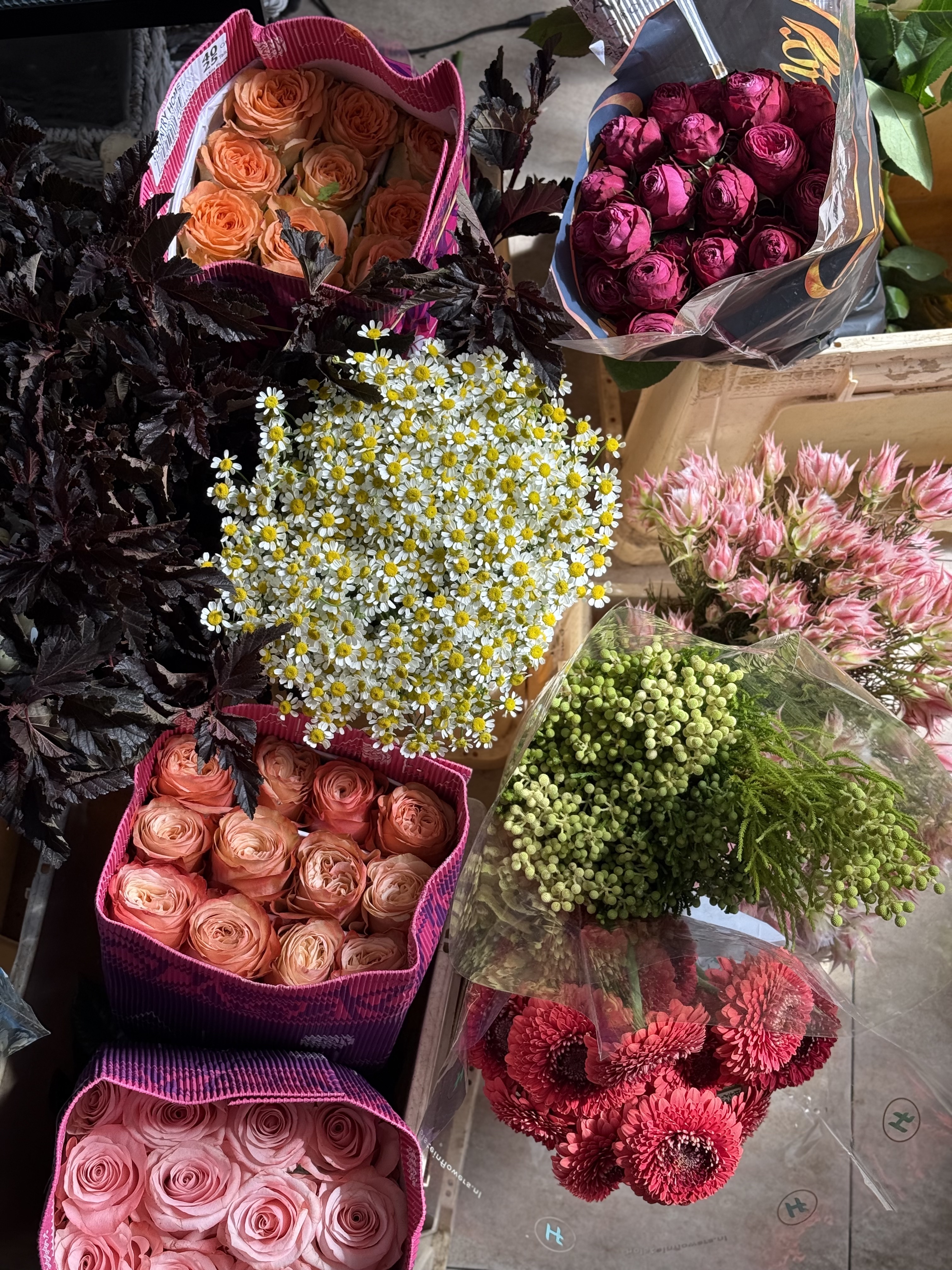 De ce buchetele gata făcute nu sunt din flori vechi (și de ce uneori sunt chiar o alegere mai bună)? 